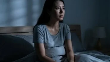 Người phụ nữ trằn trọc lo âu trong đêm sau khi mơ thấy bẻ gãy răng, ánh sáng mờ ảo