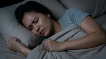 Người đang ngủ với biểu cảm căng thẳng tột độ khi mơ thấy bị bóp cổ trong đêm
