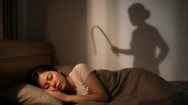 Người phụ nữ ngủ trằn trọc trên giường khi mơ thấy bị mẹ đánh đòn trong không gian phòng ngủ tĩnh lặng