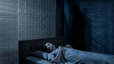 Hình ảnh khái niệm minh họa cảm giác lo âu và mất kiểm soát khi mơ thấy bị vong nhập giữa không gian tĩnh lặng