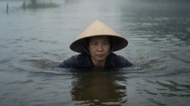 Người đang nỗ lực bơi qua dòng nước lũ cuồn cuộn phản ánh ý chí sinh tồn khi mơ thấy bơi trong nước lũ
