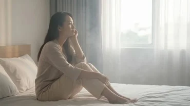 Gương mặt trầm tư của người phụ nữ trong tĩnh lặng sau khi tỉnh giấc từ giấc mơ thấy cãi nhau với người thân