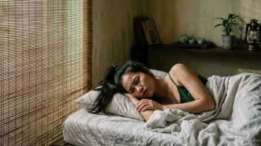Không gian phòng ngủ tối giản của một cô gái Việt Nam đang trằn trọc ngủ mơ thấy cầm dao