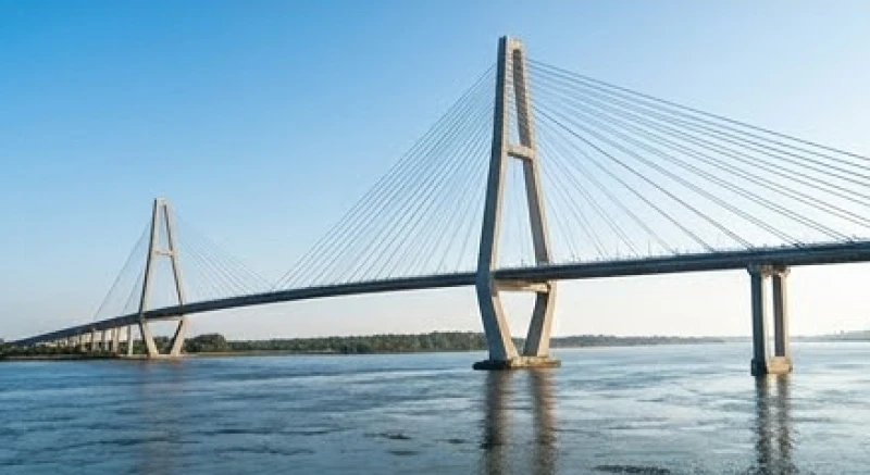 Cây cầu dây văng hiện đại vươn mình vững chãi giữa bầu trời trong xanh bao la rực rỡ ánh sáng