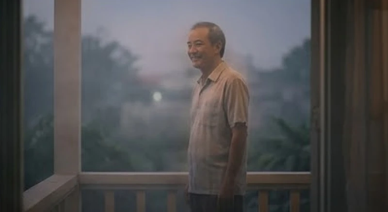 Hình bóng người cha quá cố đứng mỉm cười hiền từ ngoài hiên nhà trong màn sương mờ ảo của buổi hoàng hôn