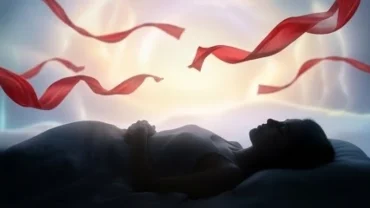 Bóng người mờ ảo trong không gian tĩnh lặng phản ánh ý nghĩa của giấc mơ thấy chảy máu và thông điệp từ tiềm thức