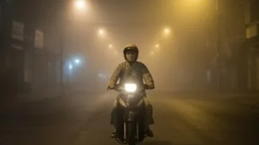 Người thanh niên chạy xe máy trên con đường dài mờ ảo trong giấc mơ thấy chạy xe máy
