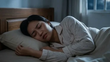 Người phụ nữ đang ngủ với nét mặt trăn trở khi mơ thấy con giời leo xuất hiện trong không gian tối