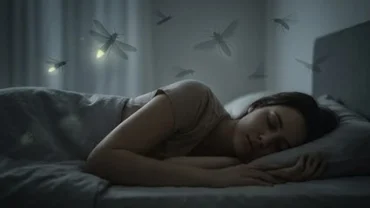 Người phụ nữ ngủ say với bóng mờ của côn trùng bay lượn xung quanh trong giấc mơ thấy côn trùng cắn đốt
