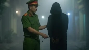 Hình bóng cảnh sát đang khống chế một người mờ ảo trong sương mù thể hiện điềm báo mơ thấy công an bắt người khác