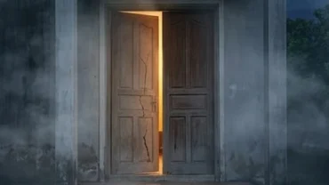 Cánh cửa chính bằng gỗ của một ngôi nhà nứt gãy sập xệ phản ánh điềm báo khi mơ thấy cửa nhà bị hư