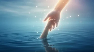 Bàn tay vươn ra kéo người thoát khỏi mặt nước tĩnh lặng tượng trưng cho điềm báo khi mơ thấy cứu người chết đuối