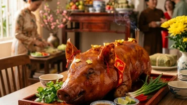Hình ảnh đầu heo quay vàng ươm trên mâm đỏ tượng trưng cho điềm báo may mắn khi mơ thấy đầu heo trong phong thủy