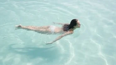 Người bơi lội thong thả dưới làn nước trong xanh mờ ảo thể hiện điềm báo khi mơ thấy đi bơi