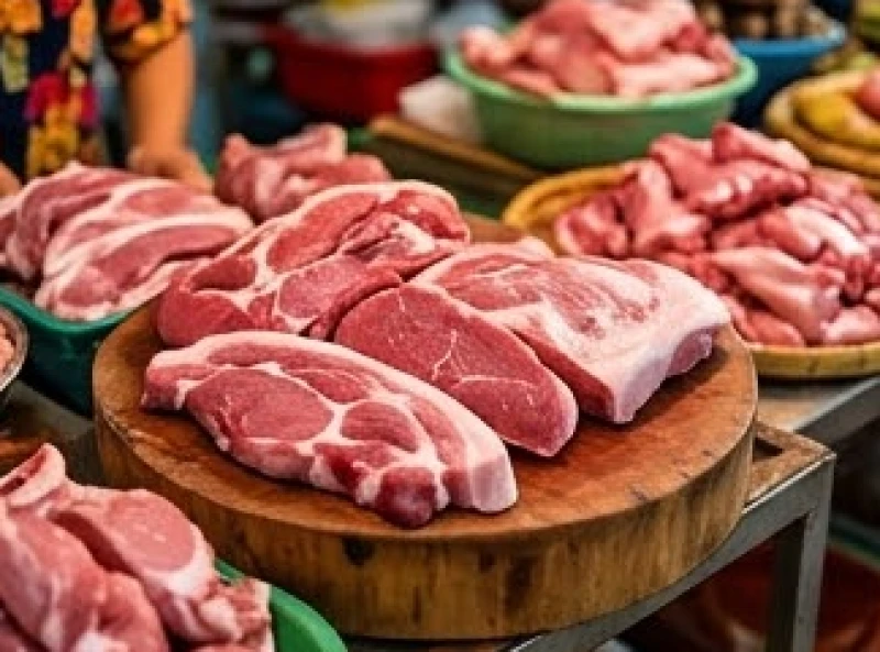 Mơ thấy đi chợ: Giải mã điềm báo tài lộc & bộ số may mắn 4 Miếng thịt lợn tươi đỏ rực rỡ được bày bán sạch sẽ trên phản gỗ của một tiểu thương ở chợ