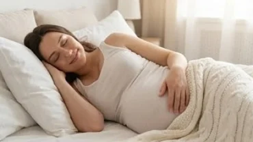 Người phụ nữ mỉm cười thanh thản trong giấc ngủ sâu tái hiện cảm giác nhẹ nhõm sau khi mơ thấy đi đẻ