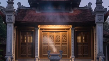 Không gian đền thờ uy nghiêm với khói hương trầm mặc chốn linh thiêng khi mơ thấy đi lễ đền