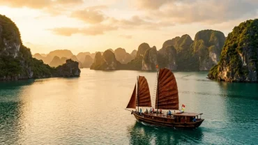 Hình ảnh con thuyền buồm gỗ nhỏ lướt trên mặt biển xanh yên bình trong giấc mơ thấy đi thuyền trên biển của một người