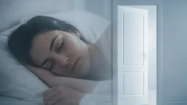 Người đang băn khoăn suy nghĩ về ý nghĩa của giấc mơ thấy đi vệ sinh giữa không gian phòng ngủ tĩnh lặng