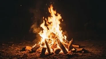 Một đống lửa cháy rực rỡ trong đêm tối đại diện cho giấc mơ thấy đống lửa mang lại điềm báo tài lộc