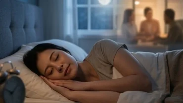 Người phụ nữ đang ngủ say và mơ thấy đồng nghiệp cũ cười nói vui vẻ trong một không gian văn phòng mờ ảo