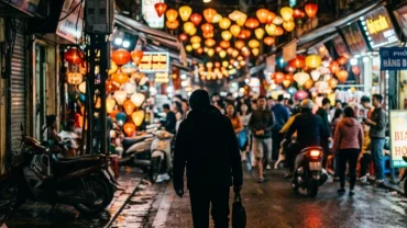 Hình ảnh minh họa cho điềm báo tâm linh và con số may mắn khi mơ thấy đông người tụ tập vui vẻ hoặc hỗn loạn