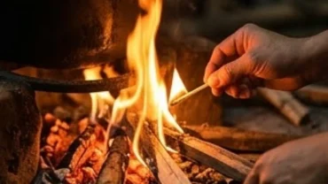 Một người đang châm ngọn lửa sáng rực rỡ tượng trưng cho điềm báo cát tường khi mơ thấy đốt lửa