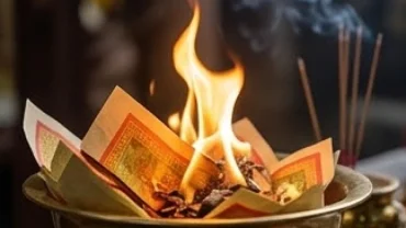 Khung cảnh tĩnh lặng mô phỏng giấc mơ thấy đốt vàng mã với ngọn lửa cháy rực rỡ mang đến vượng khí