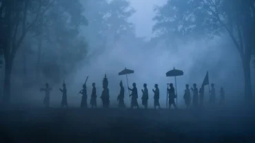 Đoàn người rước đuốc đi xuyên qua cánh rừng sương mù lột tả chân thực điềm báo mơ thấy đưa đám tang