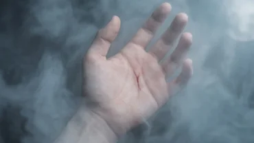 Bàn tay mang vết cắt mờ ảo không rỉ máu tượng trưng cho hiện tượng mơ thấy đứt tay không chảy máu