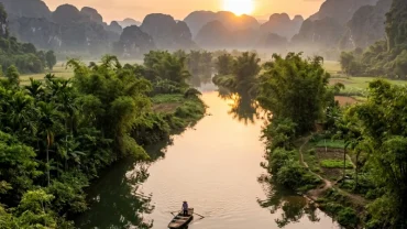 Hình ảnh dòng sông yên bình tại nông thôn Việt Nam phản chiếu tâm lý lo âu khi mơ thấy em bé té sông
