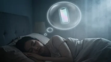 Người đang chìm trong giấc ngủ sâu và mơ thấy gọi điện thoại giữa không gian mờ ảo