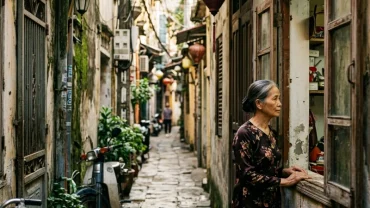 Hình ảnh minh họa cho giấc mơ thấy hàng xóm chết với bối cảnh con hẻm nhỏ tại Việt Nam lúc rạng sáng