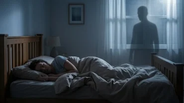 Người đang ngủ mơ thấy hồn ma nói chuyện với mình trong không gian mờ ảo