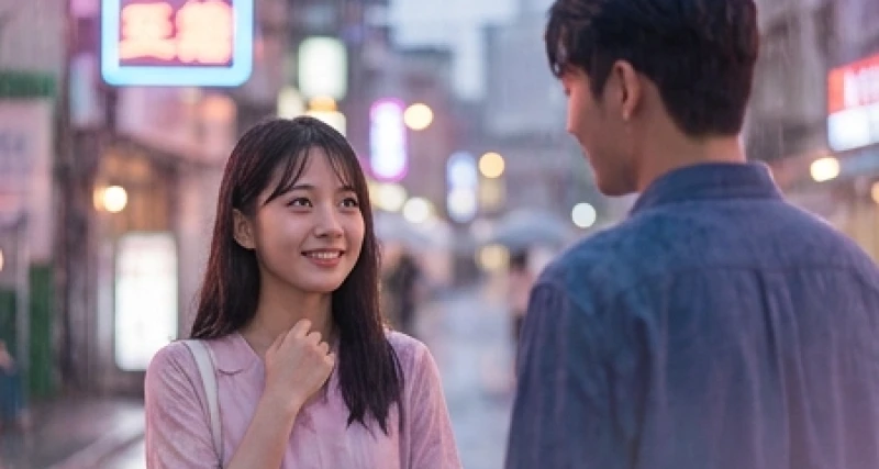 Cô gái mỉm cười thẹn thùng khi nhìn thấy chàng trai mình thầm thương đang tiến lại gần dưới cơn mưa
