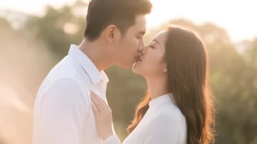 Khoảnh khắc lãng mạn phản ánh giấc mơ thấy hôn người yêu với cặp đôi trao nhau nụ hôn ngọt ngào dưới ánh sáng ấm áp