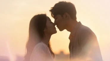 Bóng dáng mờ ảo của một cặp đôi đang mỉm cười chuẩn bị trao nhau nụ hôn trong khung cảnh lãng mạn