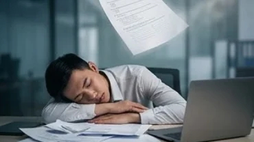 Người trưởng thành căng thẳng gục đầu xuống bàn làm việc xen lẫn hình ảnh mơ thấy làm bài kiểm tra