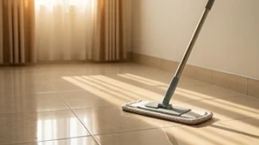 Sàn nhà bằng gạch men sáng bóng phản chiếu ánh sáng tự nhiên, minh họa cho điềm báo mơ thấy lau nhà