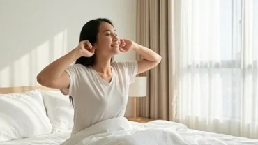 Người phụ nữ với biểu cảm nhẹ nhõm khi nghĩ về giấc mơ thấy lấy ráy tai rất nhiều