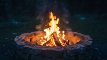 Ngọn lửa ấm áp bùng cháy rực rỡ giữa không gian yên tĩnh thể hiện điềm báo khi mơ thấy lửa cháy