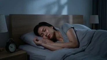 Người phụ nữ toát mồ hôi trằn trọc khi mơ thấy ma đuổi trong không gian phòng ngủ tĩnh lặng mờ ảo