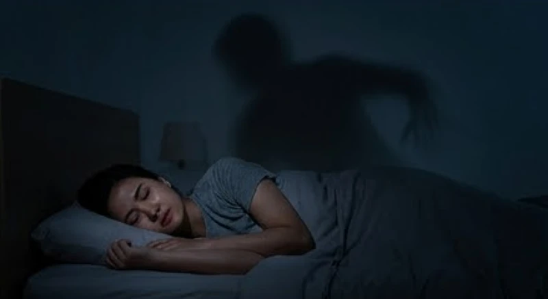 Mơ thấy ma đuổi là điềm gì: Giải mã bối cảnh & cách hóa giải 5 Bóng đen mờ ảo lơ lửng phía trên người đang ngủ đại diện cho trạng thái bóng đè, dễ nhầm với mơ thấy ma đuổi