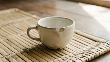 Mô hình nghệ thuật tối giản minh họa ý nghĩa tâm linh khi mơ thấy mẻ răng không chảy máu