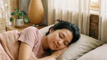 Hình ảnh người phụ nữ Việt Nam ngủ ngon lành và mơ thấy mình có bầu sắp đẻ trong phòng ngủ ấm áp