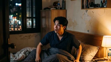 Hình ảnh minh họa một người tỉnh giấc sau khi mơ thấy mình giết người với tâm trạng lo âu và căng thẳng