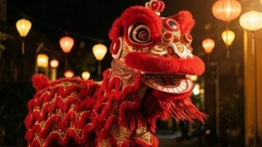 Đoàn múa lân sư rồng màu đỏ rực rỡ biểu diễn dưới ánh đèn lồng, thể hiện trọn vẹn ý nghĩa mơ thấy múa lân