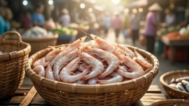 Giỏ tôm tươi sống tại khu chợ truyền thống đại diện cho giấc mơ thấy mua tôm mang theo lộc lá