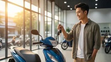 Thanh niên mỉm cười rạng rỡ khi hiện thực hóa giấc mơ thấy mua xe máy mới tại một đại lý khang trang