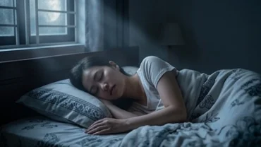Người phụ nữ ngủ say trong không gian mờ ảo biểu hiện giấc mơ thấy người âm theo